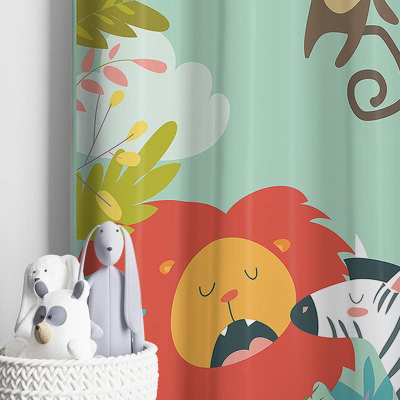 . Vibrant curtain adorned with jungle animals and birds, bringing a lively and exotic atmosphere to your space.