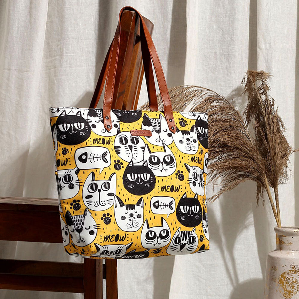  A stylish tote bag with a cool cat pattern in yellow and black. Perfect for carrying your essentials!