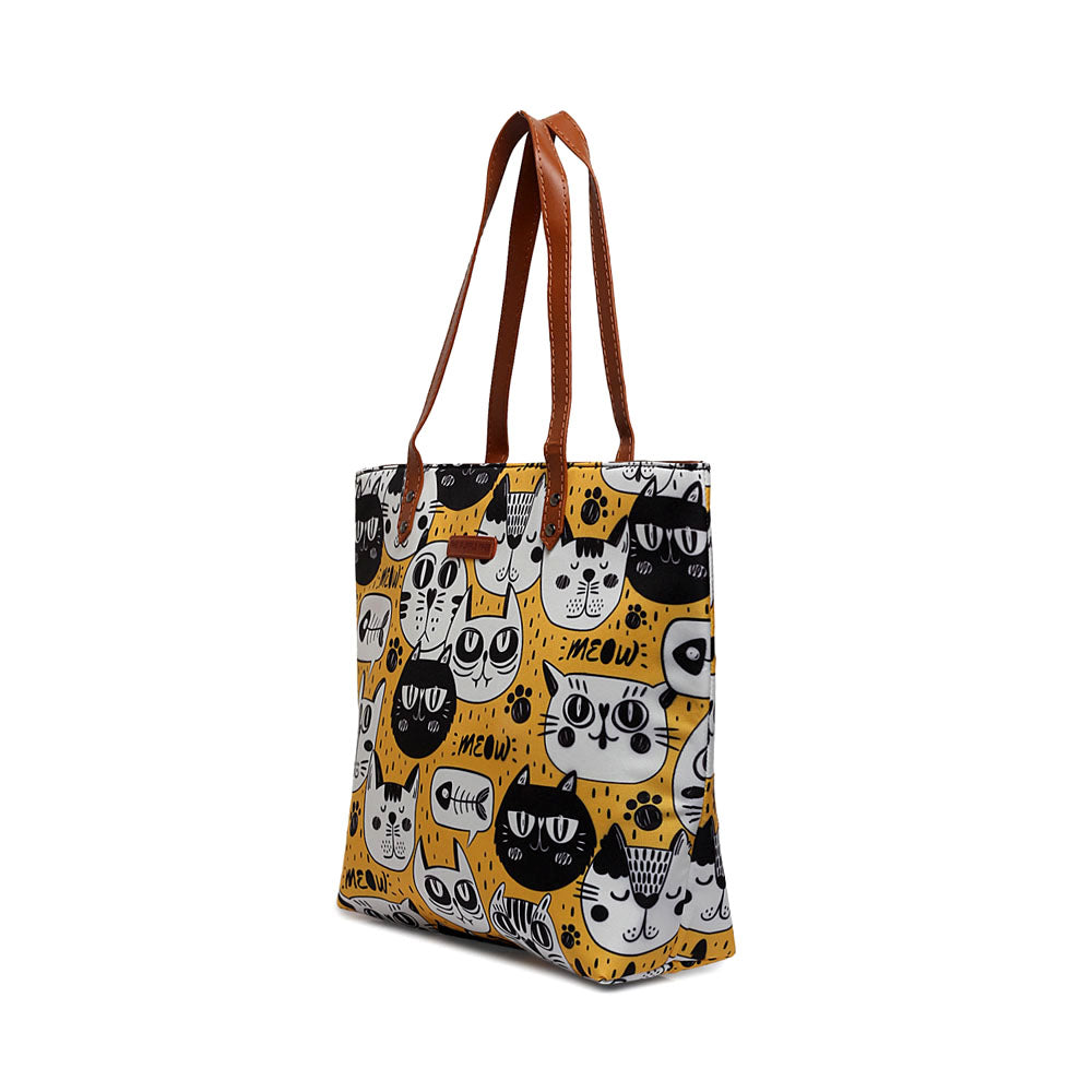 This tote bag is a must-have for cat lovers! Its yellow and black cat pattern adds a touch of fun to any outfit.