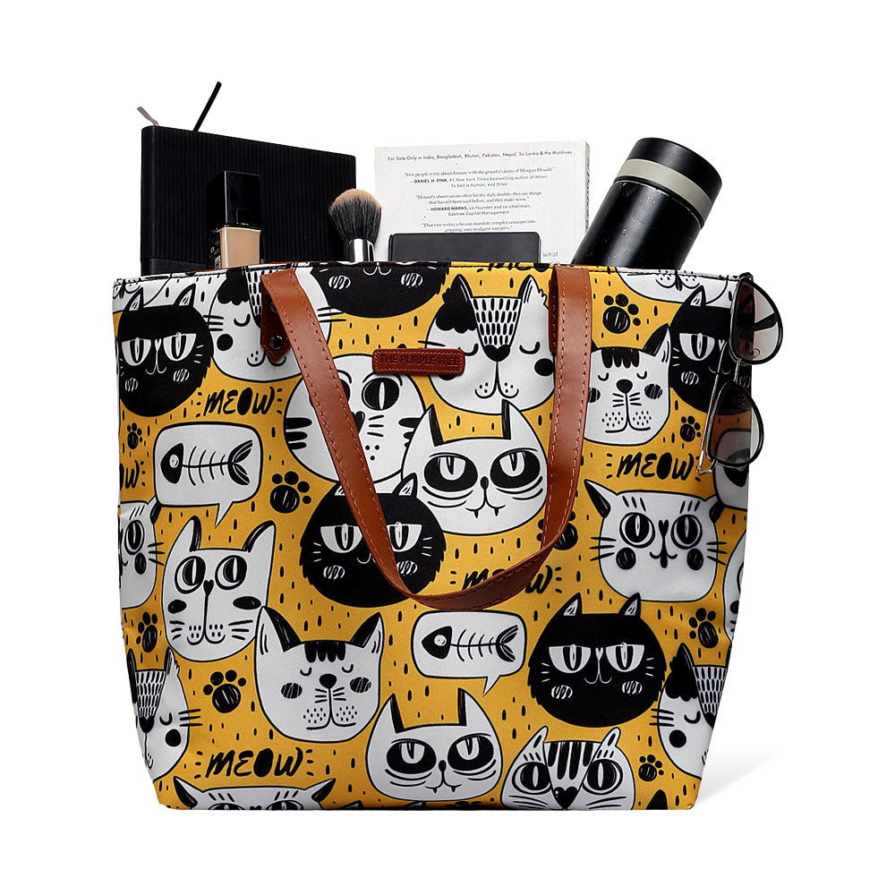  A stylish tote bag with a cool cat pattern in yellow and black. Perfect for carrying your essentials!