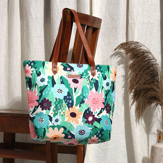  Stylish floral print tote bag with a chic leather handle.