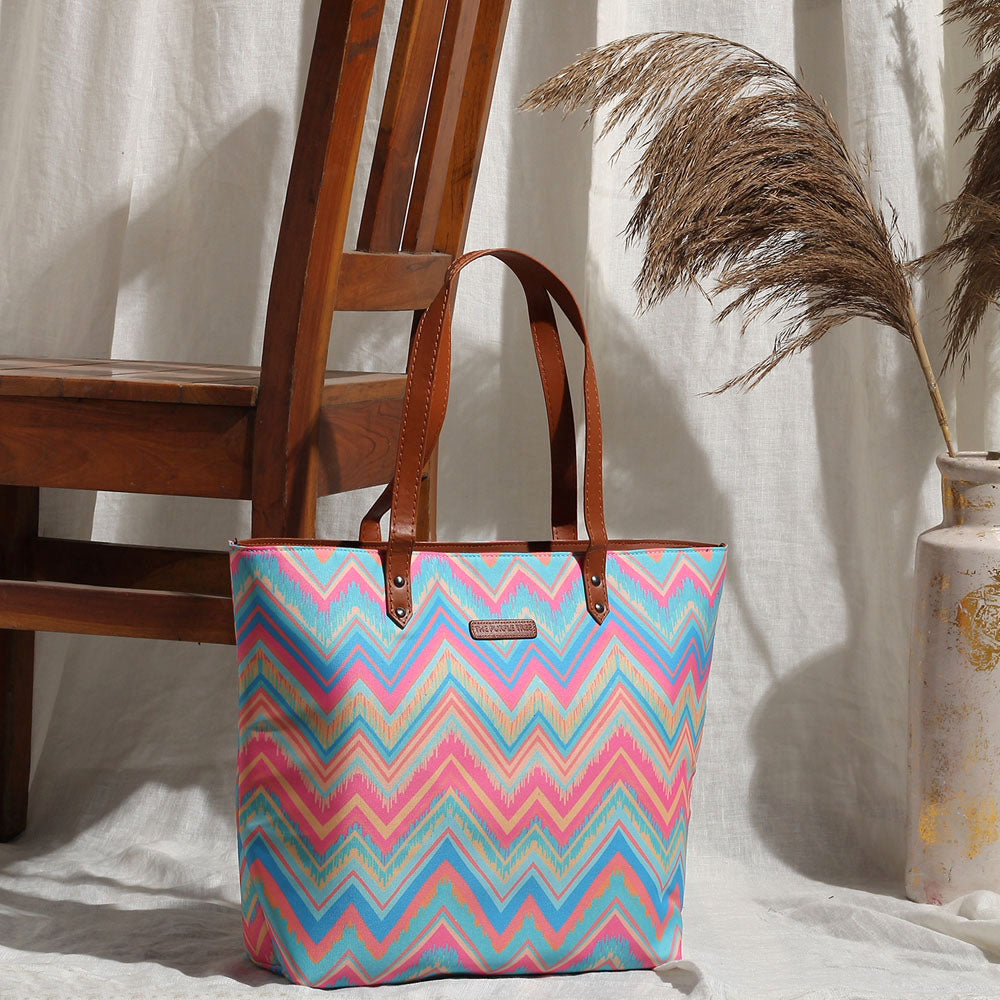 Check out this eye-catching tote bag featuring a colorful zigzag pattern!