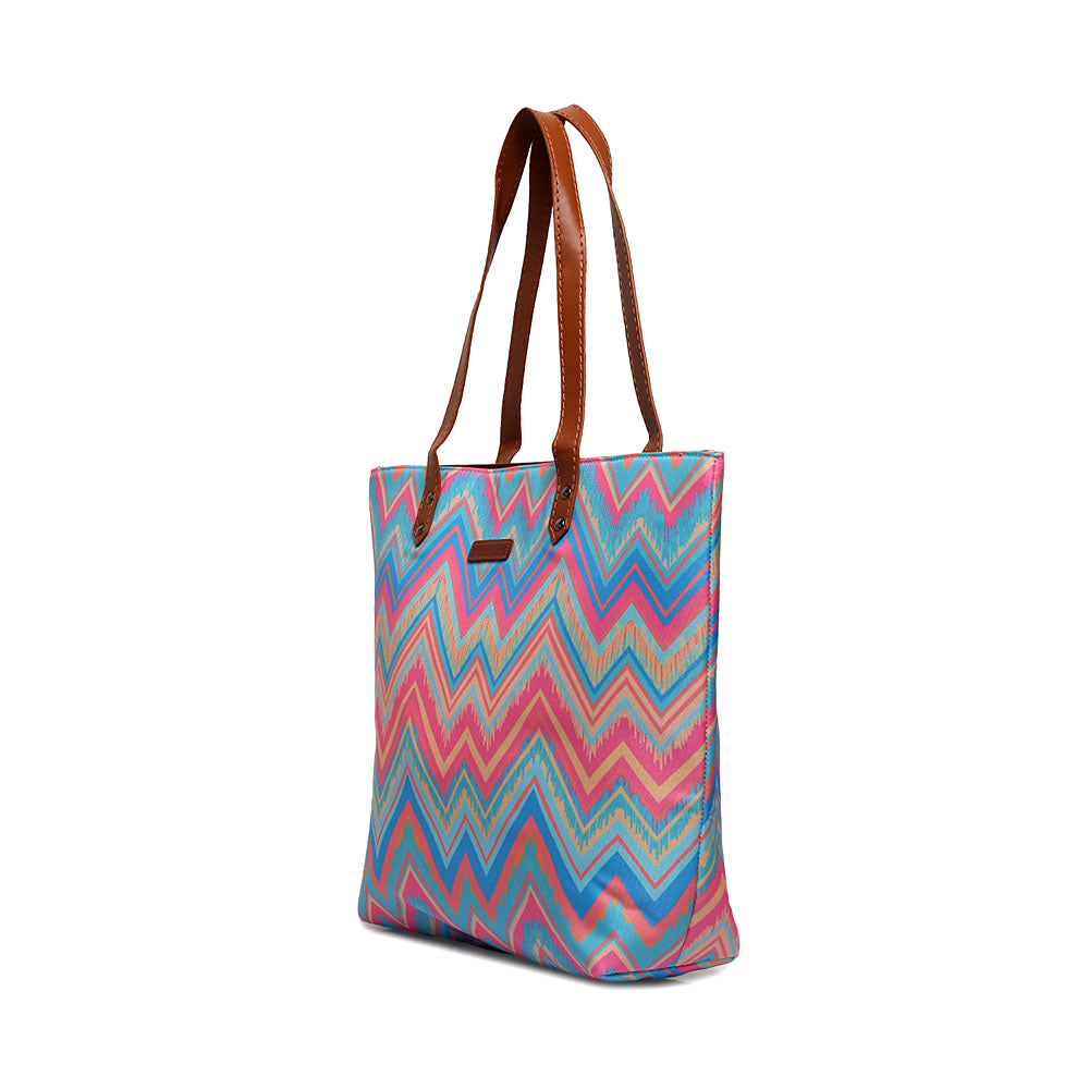 Elevate your fashion game with this chic tote bag adorned with a colorful zigzag pattern!