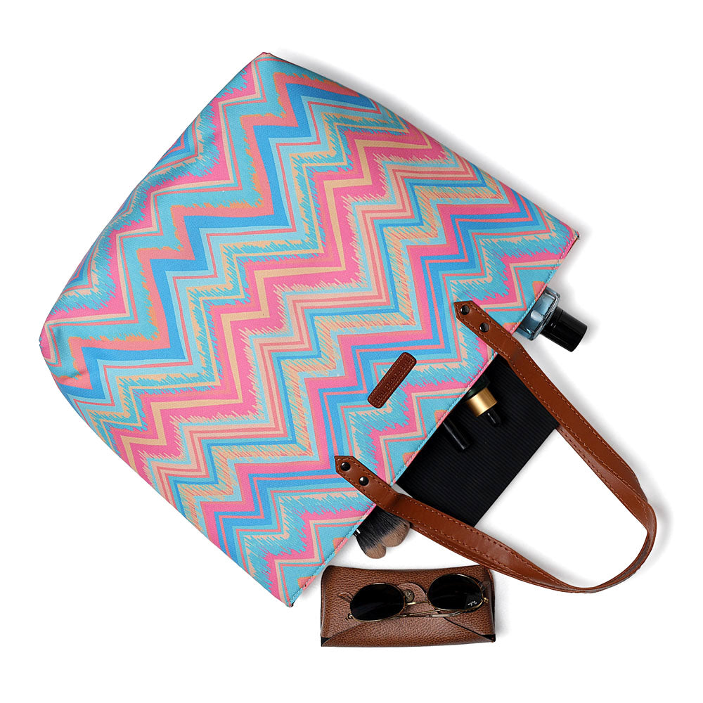 This tote bag is a must-have with its lively zigzag pattern, perfect for adding a touch of color to any look!