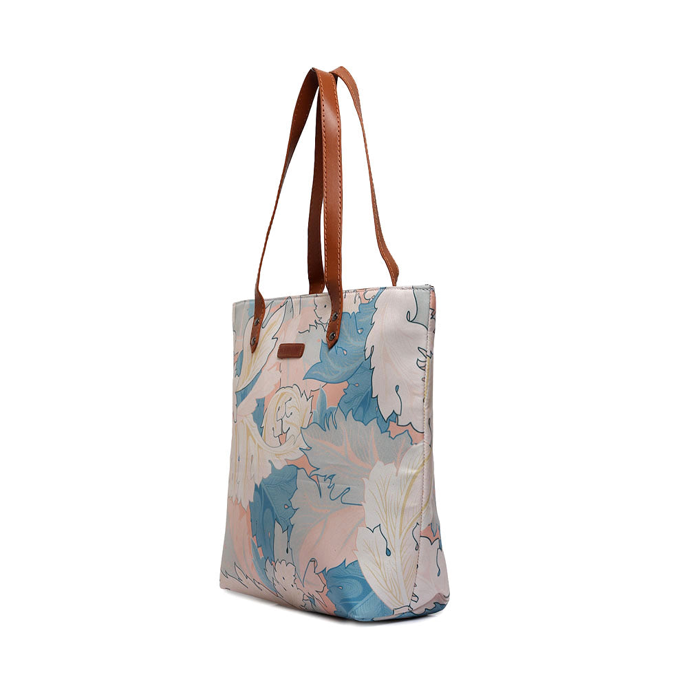  Fashionable tote bag adorned with a lovely floral pattern, a must-have accessory for any fashionista.