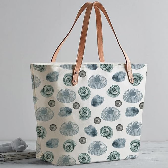 Fashionable tote bag adorned with shells, ideal for a summer outing.