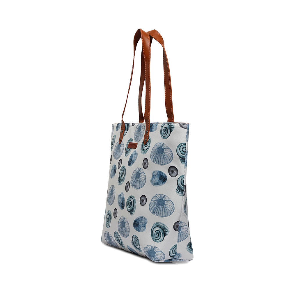 Trendy tote bag adorned with seashells in blue and white.