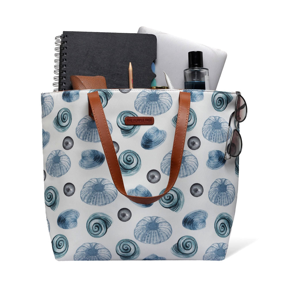 Stylish tote bag in white and blue with charming seashell design.