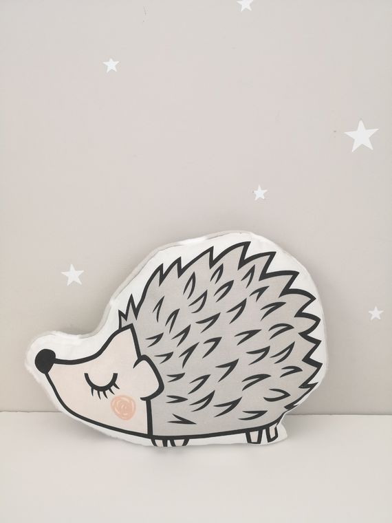  A cute hedgehog pillow with star patterns, perfect for adding a touch of whimsy to your home decor.