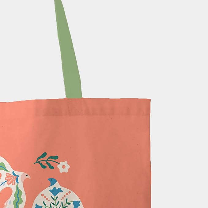 A chic tote bag with an eye-catching colorful design, suitable for both casual outings and daily use.
