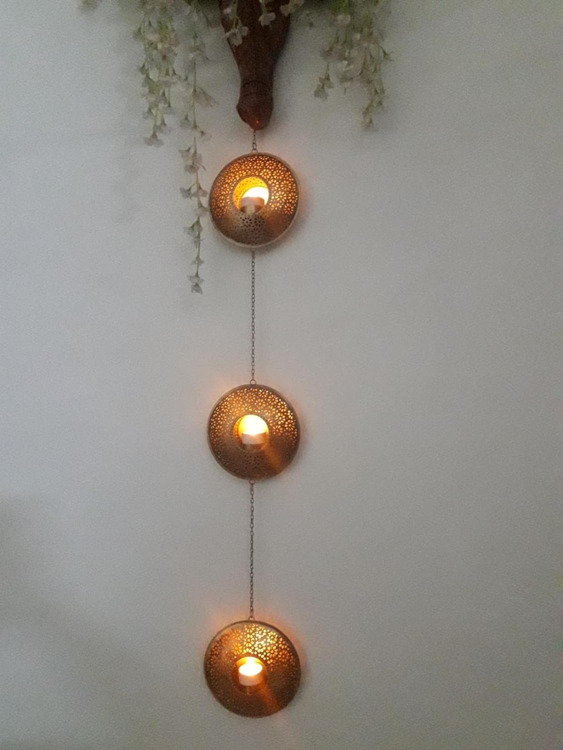 Stylish hanging light with three bulbs