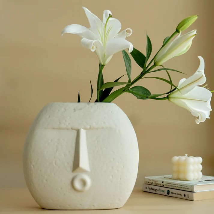 A cute ceramic vase with a smiling face, perfect for adding a touch of charm to your floral arrangements.